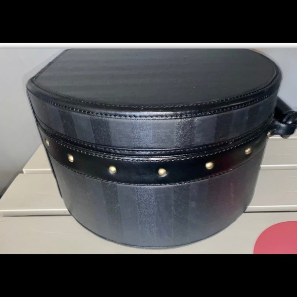 Victoria’s Secret luggage Trunk Store Display Prop Black DOES NOT OPEN - Picture 5 of 5